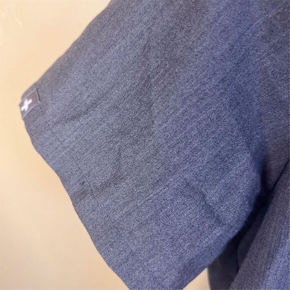 FIGS Women's Catarina Technical V-Neck Scrub Top Gray Size Medium Short Sleeve - Picture 3 of 5